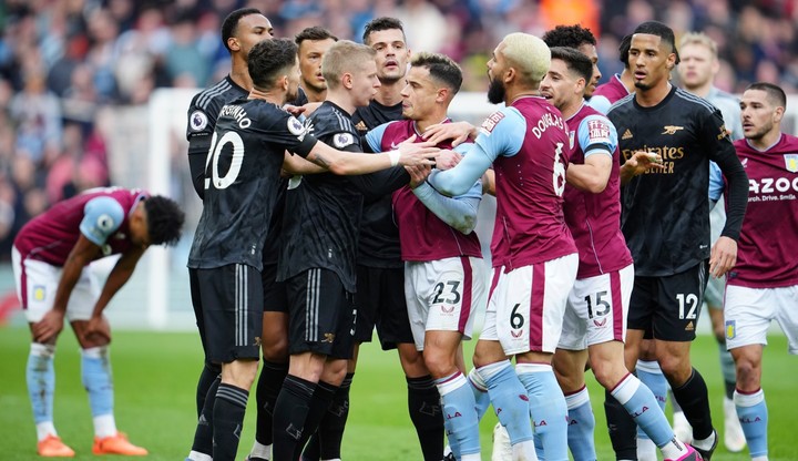 Vyhadzov za prešľap pri VAR-e. Známy rozhodca v Premier League dopískal